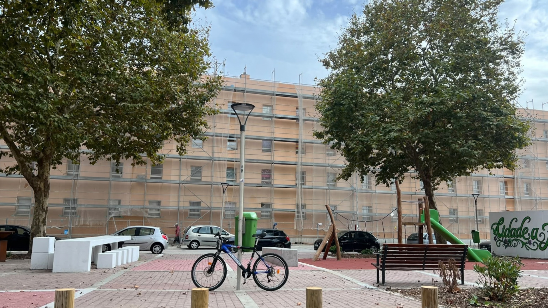 Fachada de edifício habitacional com andaimes durante trabalhos de reabilitação