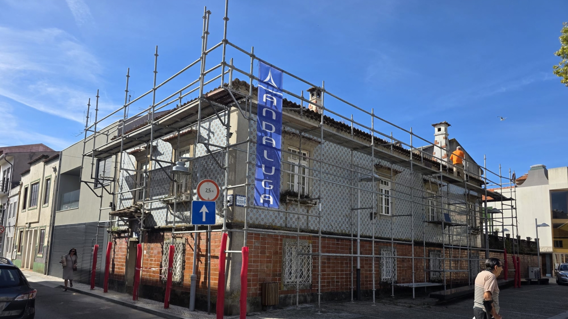 Edifício revestido a azulejo com andaimes para trabalhos de reabilitação